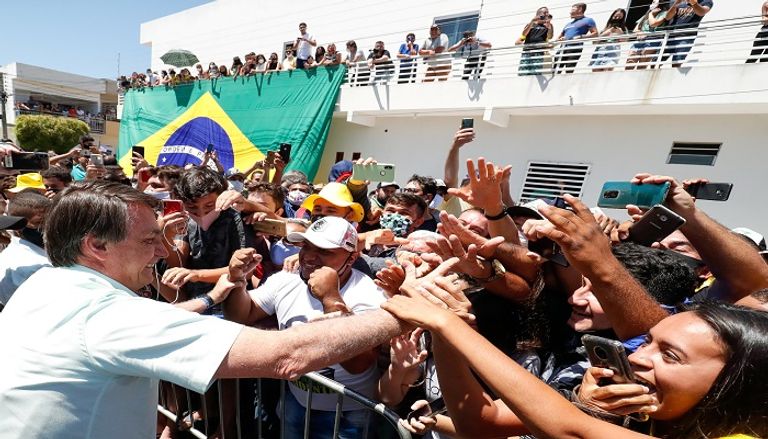 رئيس البرازيل وسط الجماهير بعد تعرضه لعملية طعن في 2018 الرئيس البرازيلي جايير بولسونارو