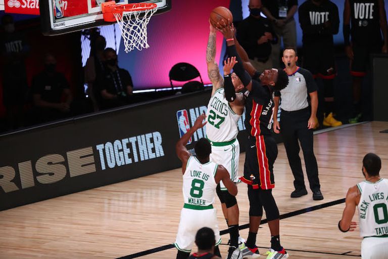 لقطة من مباراة ميامي هيت وبوسطن سيلتيكس في دوري كرة السلة الأمريكي للمحترفين فريق ميامي هيت