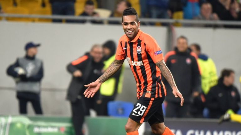 البرازيلي أليكس تيكسيرا لاعب جيانجسو الصيني خربين وإدواردو بقميص الهلال السعودي