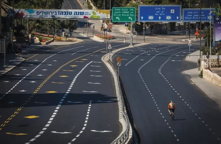 يستخدم بعض الإسرائيليين الدراجات الهوائية للتنقل أو الترفيه لتوقف المواصلات في يوم الغفران