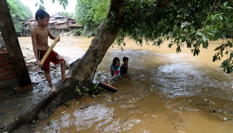 الرياح اقتلعت  الأشجار في 4 قرى بإندونيسيا