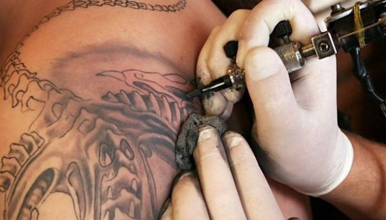 علماء يحذرون من مخاطر الوشوم