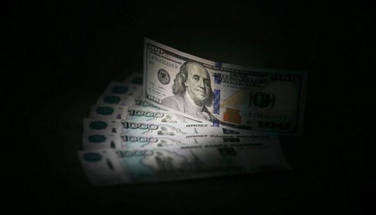 عملات ورقية من الدولار والروبل - رويترز