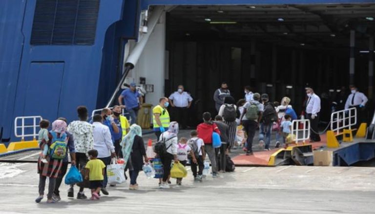 نقل لاجئين من جزيرة ليسبوس إلى البر اليوناني  