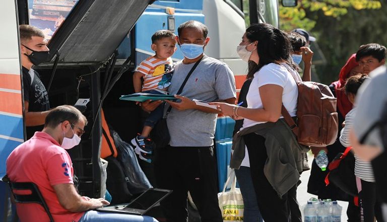 نقل لاجئين من جزيرة ليسبوس إلى البر اليوناني  