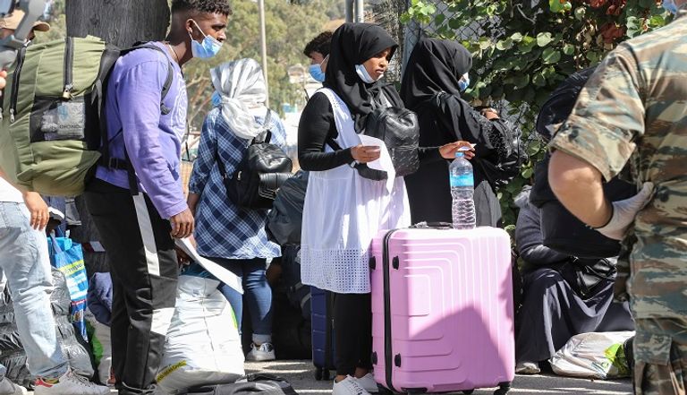 نقل لاجئين من جزيرة ليسبوس إلى البر اليوناني  