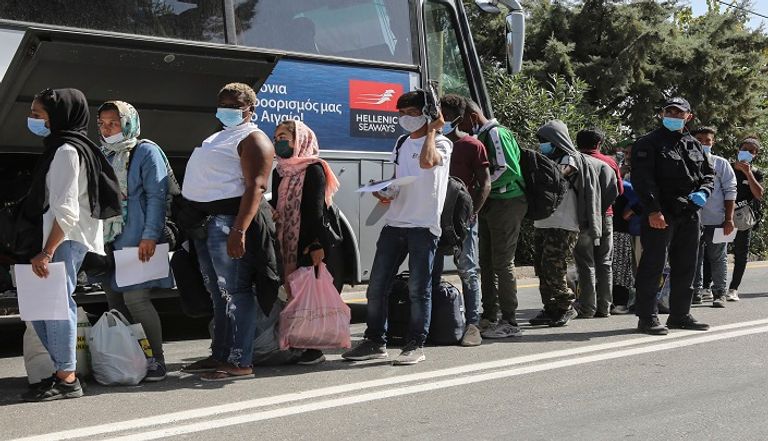 نقل لاجئين من جزيرة ليسبوس إلى البر اليوناني  