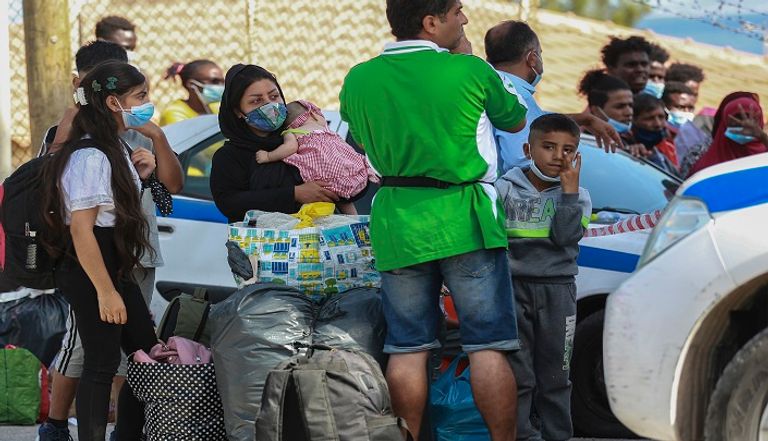 نقل لاجئين من جزيرة ليسبوس إلى البر اليوناني  