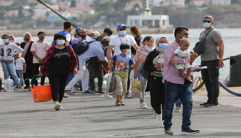 نقل لاجئين من جزيرة ليسبوس إلى البر اليوناني  