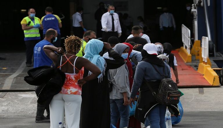 نقل لاجئين من جزيرة ليسبوس إلى البر اليوناني  