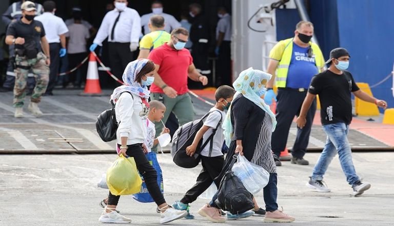 نقل لاجئين من جزيرة ليسبوس إلى البر اليوناني  