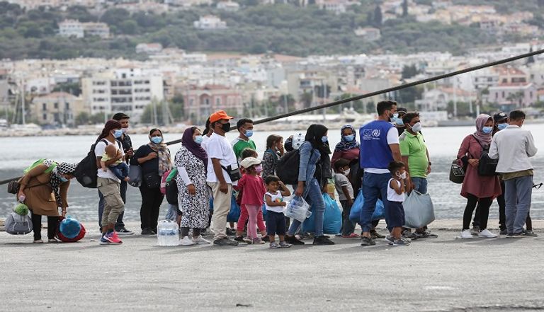 نقل لاجئين من جزيرة ليسبوس إلى البر اليوناني  
