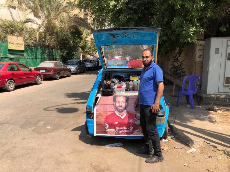 إسلام فاروق أمام سيارته