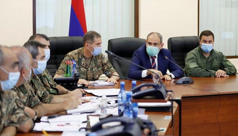 رئيس وزراء أرمينيا نيكول باشينيان مع قادة الجيش
