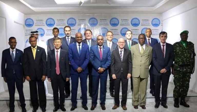 رئيس الوزراء الصومالي خلال لقائه عددا من الدبلوماسيين