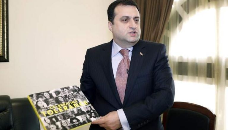 سفير أرمينيا لدى الإمارات وبيده صورة لضحايا المجازر العثمانية ضد الأرمن - أرشيفية