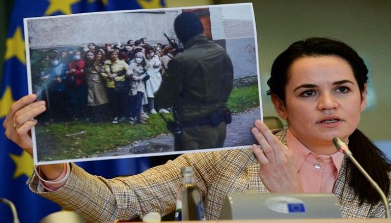 زعيمة المعارضة البيلاروسية سفيتلانا تيخانوفسكايا تعرض مظاهرات بلادها