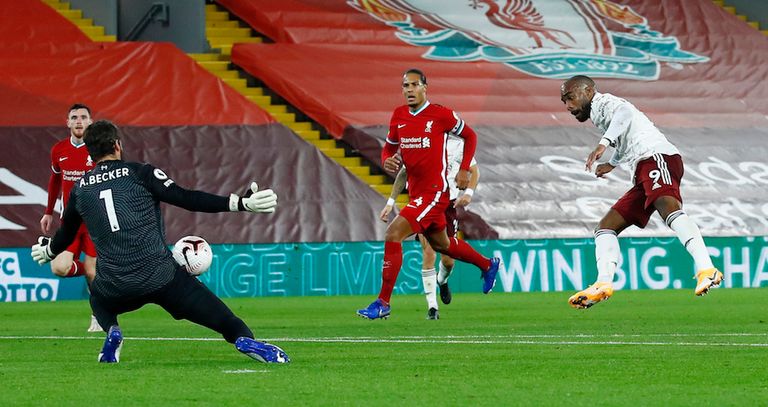 بيكر حارس ليفربول يتصدى لهجمة لاكازيت مهاجم أرسنال أليسون بيكر حارس ليفربول