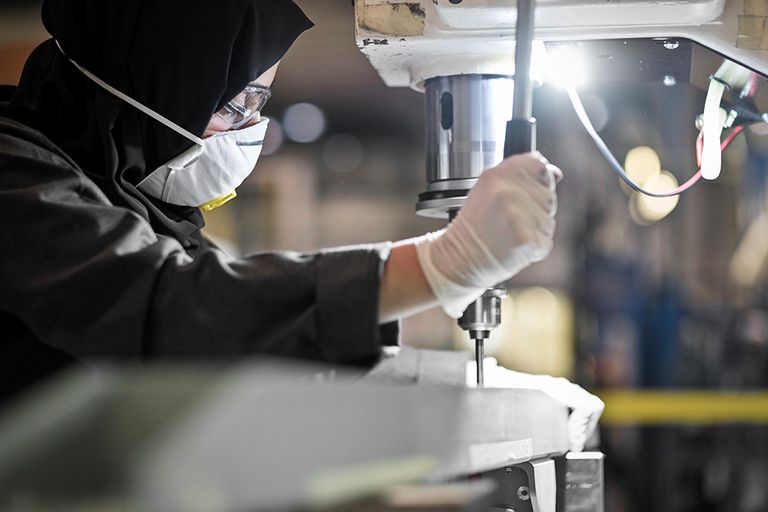 دور المرأة في مصانع "ستراتا للتصنيع" الإماراتية استخدام الروبوتات في مصانع ستراتا