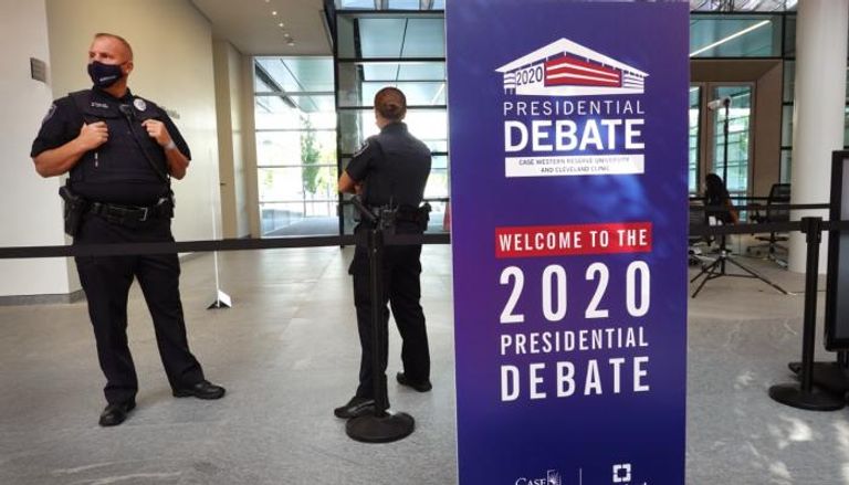 رجال أمن يقفون في المكان الذي سيحتضن أول مناظرة بين ترامب وبايدن