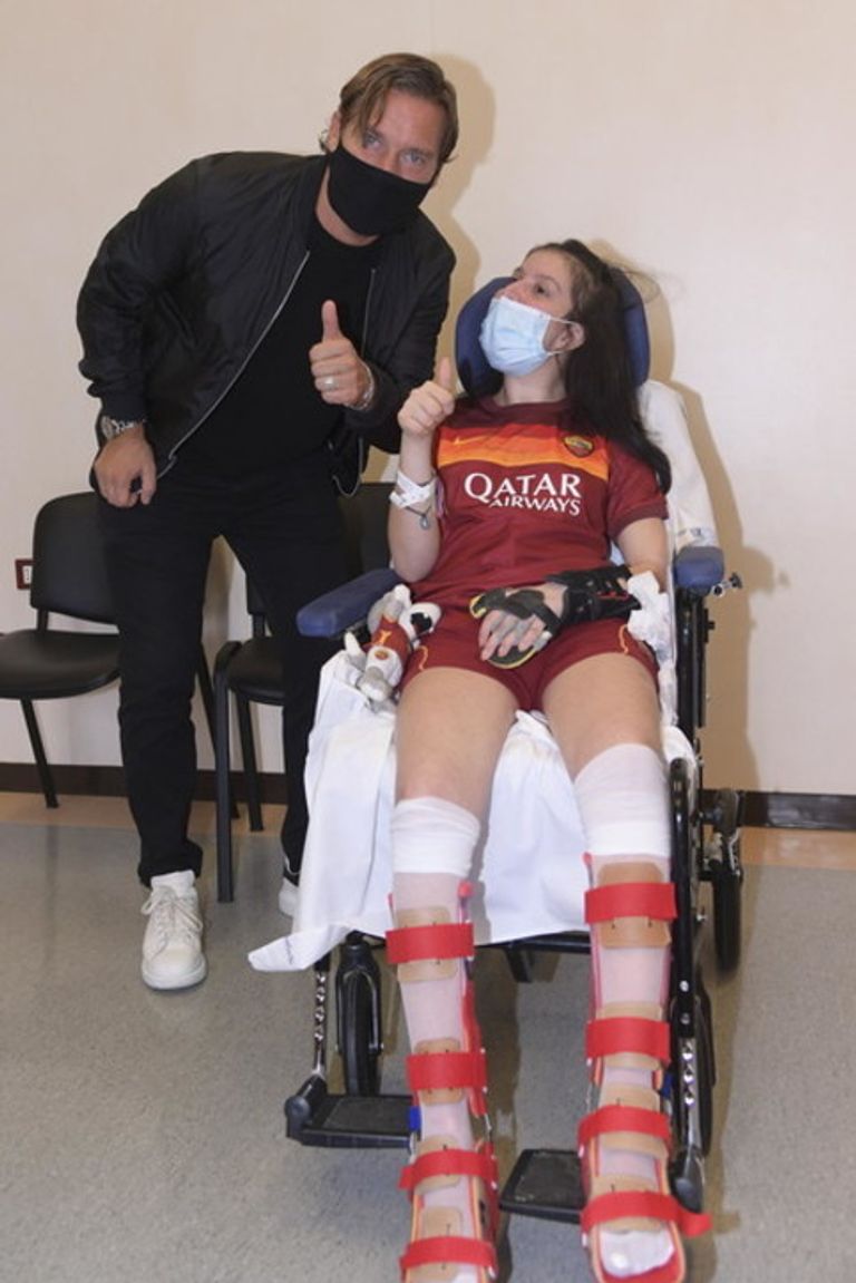 فرانشيسكو توتي أثناء زيارة إيلينيا ماتيللي