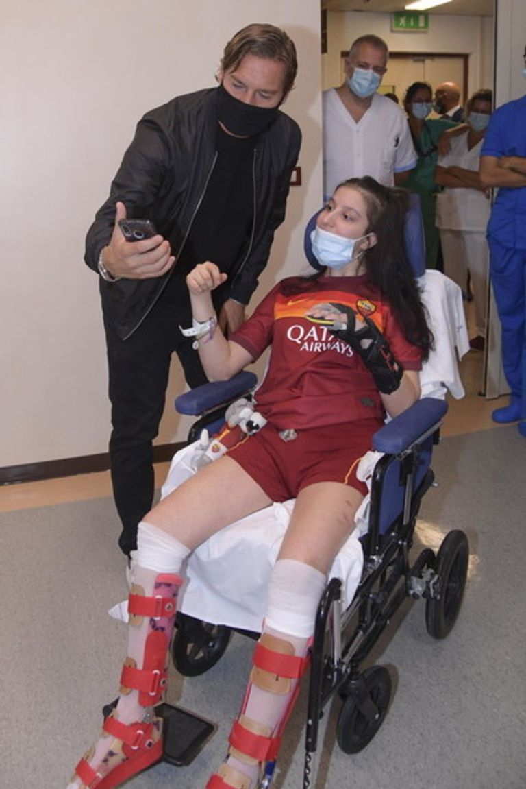 فرانشيسكو توتي أثناء زيارة إيلينيا ماتيللي