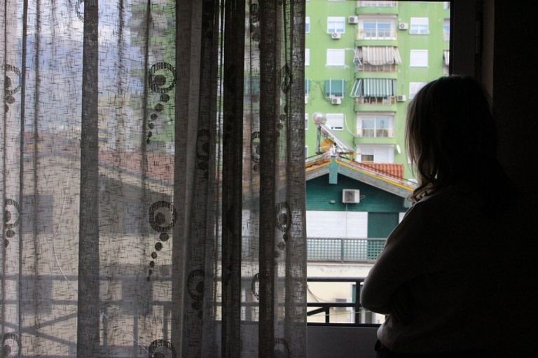 ألبانية من ضحايا العنف الأسري في منزلها في تيرانا