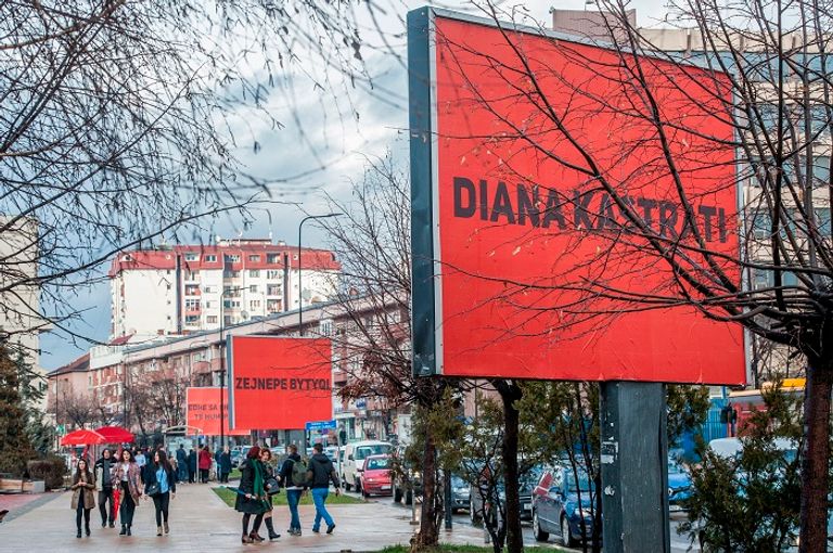 ألبانية من ضحايا العنف الأسري في منزلها في تيرانا