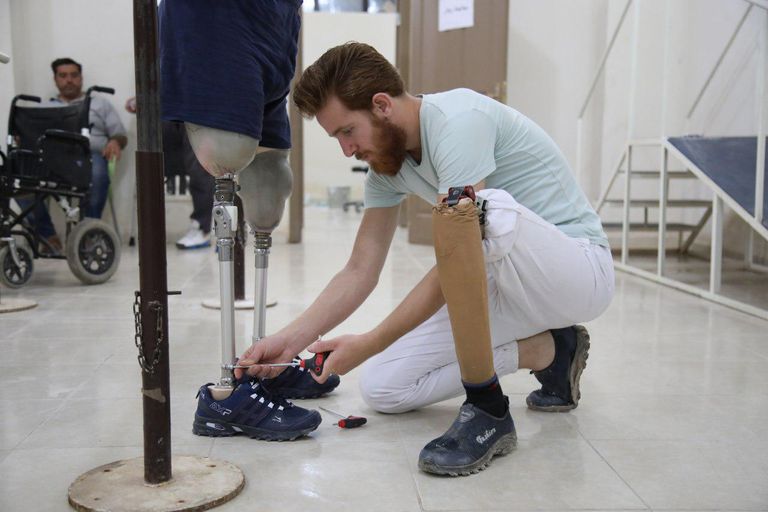 إبراهيم يعمل الآن في مركز الباب للأطراف الصناعية