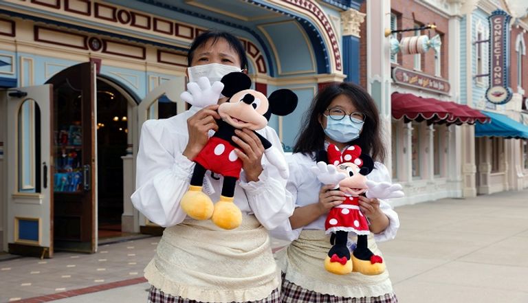 سيدات يرتدين كمامات للوقاية من عدوى كورونا بالصين