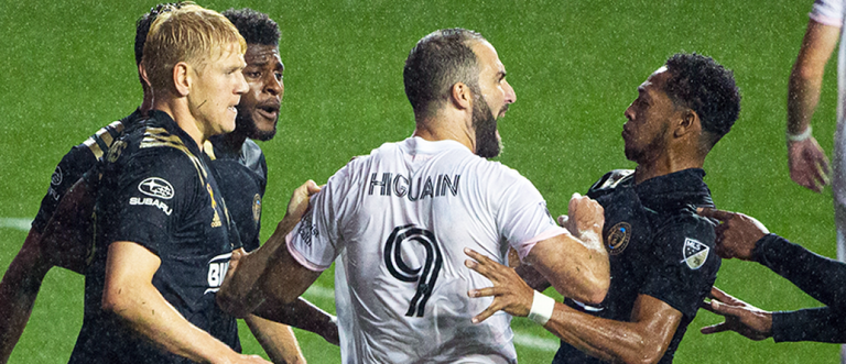 الأرجنتيني جونزالو هيجوايين في شجار مع لاعبي الفريق المنافس