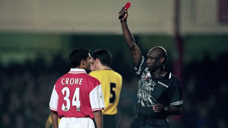 الإنجليزي جاسون كرو لاعب أرسنال السابق