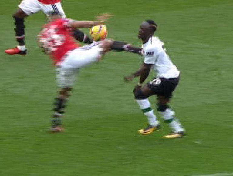 تدخل فالنسيا على ساديو ماني