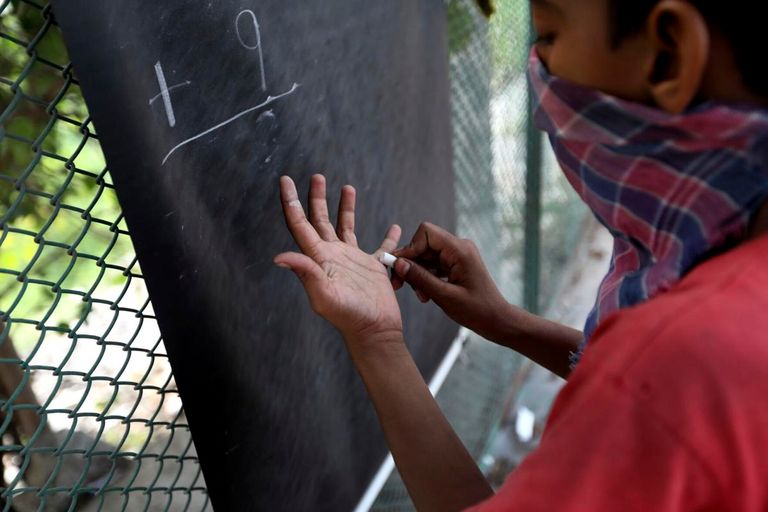 فيريندرا وفينا جوبتا مع الطلاب