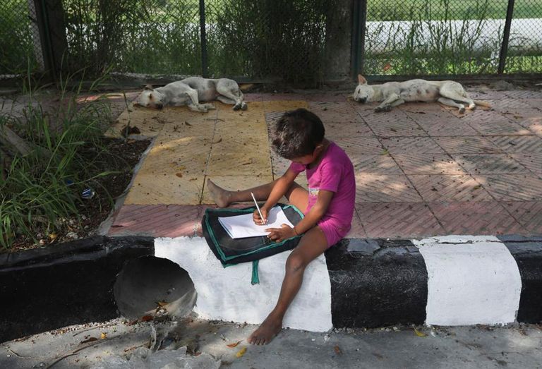 فيريندرا وفينا جوبتا مع الطلاب