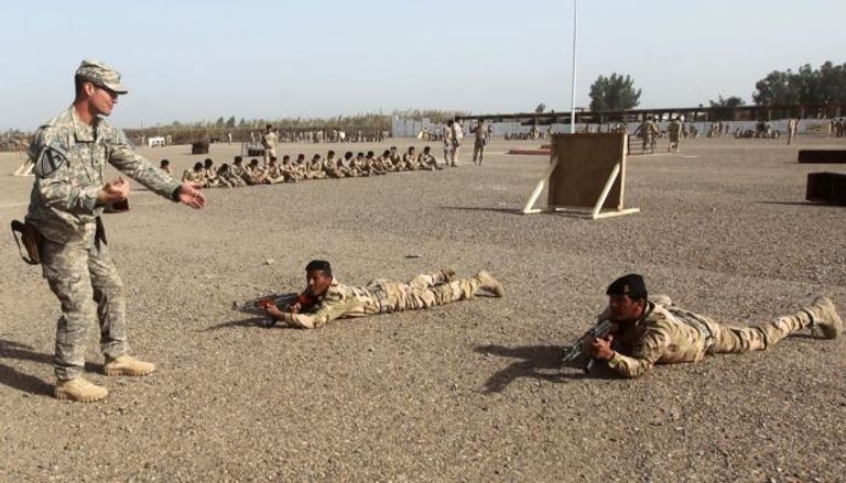 عسكري أمريكي يدرب جنودا عراقيين 