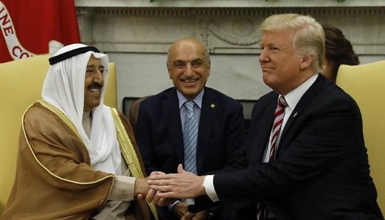 الرئيس الأمريكي خلال لقاء سابق مع أمير  الكويت الراحل 