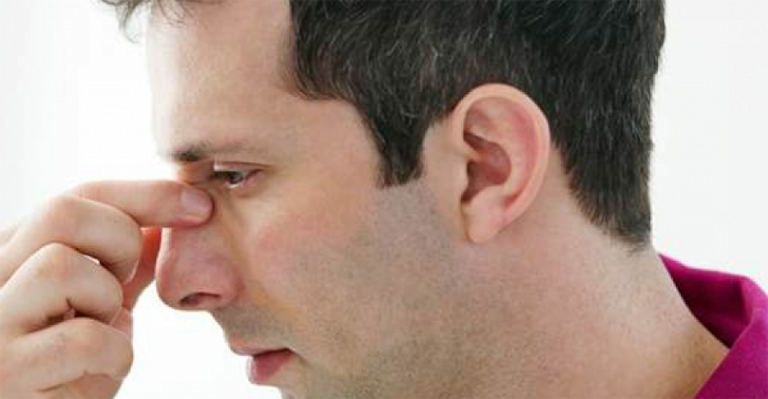 مريض بالجيوب الأنفية - تعبيرية فتاة تعاني من ألم الجيوب الأنفية