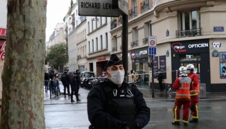 انتشار الشرطة الفرنسية حول موقع الهجوم