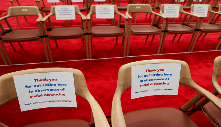 كراسي فارغة بين الحضور لتطبيق التباعد الاجتماعي المنصتان المخصصتان للمناظرة بين ترامب وبايدن