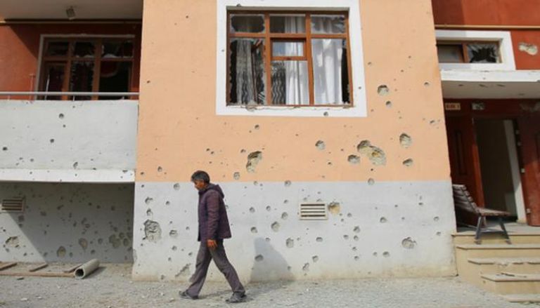 آثار المعارك على أحد منازل المدنيين في قره باغ - رويترز