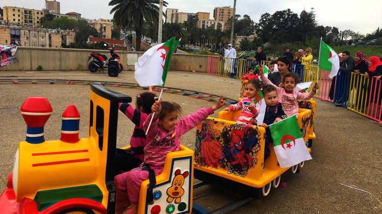 أطفال جزائريون متوجهون إلى المدرسة - أرشيفية أطفال جزائريون متوجهون إلى المدرسة - أرشيفية