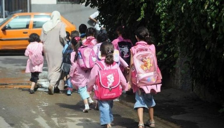 أطفال جزائريون متوجهون إلى المدرسة - أرشيفية