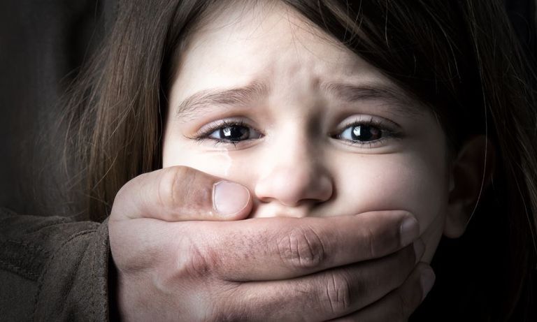 إعلان تحذيري من ظاهرة اختطاف الأطفال أطفال جزائريون متوجهون إلى المدرسة - أرشيفية