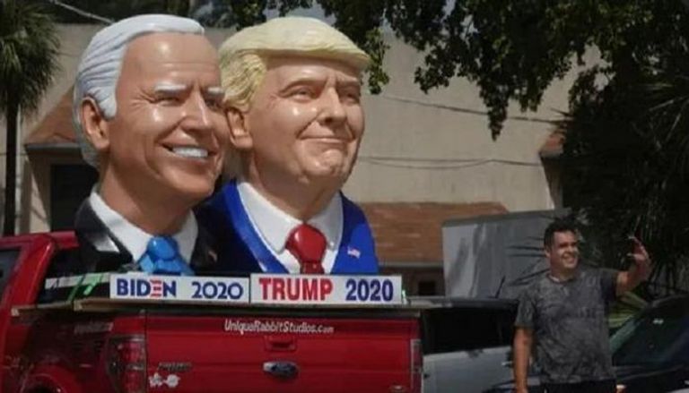 تمثالان لبايدن وترامب خلال الحملة الانتخابية