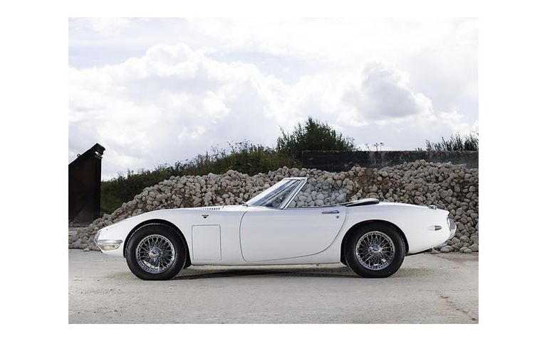 طراز Toyota 2000GT Convertible  أستون مارتن DB5 موديل عام 1964