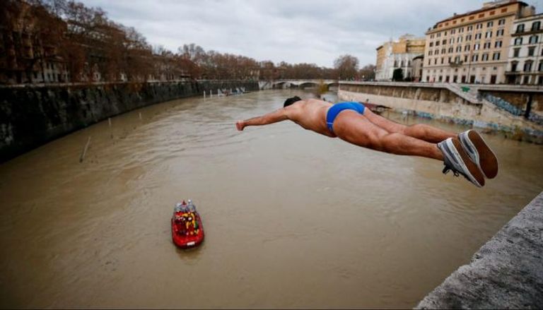 رجل يقفز في نهر التيبر