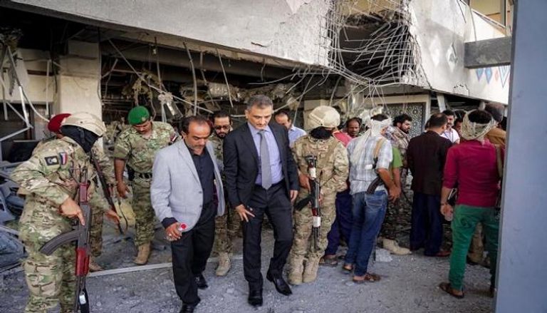رئيس الحكومة خلال تفقد الأضرار التي لحقت بالمطار جراء هجوم الحوثي