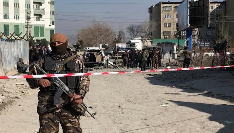 عنصر تابع الأمن الأفغاني في موقع هجوم سابق 