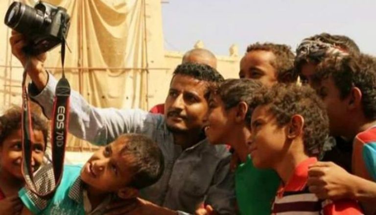 رئيس الحكومة اليمنية خلال زيارة أحد المصابين بهجوم عدن الإرهابي